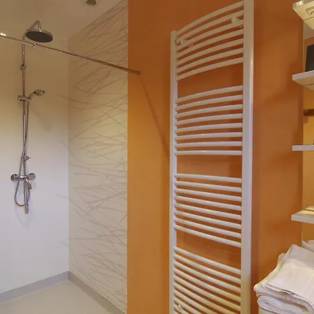 לינה וארוחת בוקר Les Volpilieres 3*